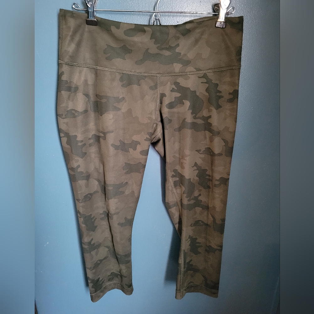 Lululemon size 8 camo capri leggings